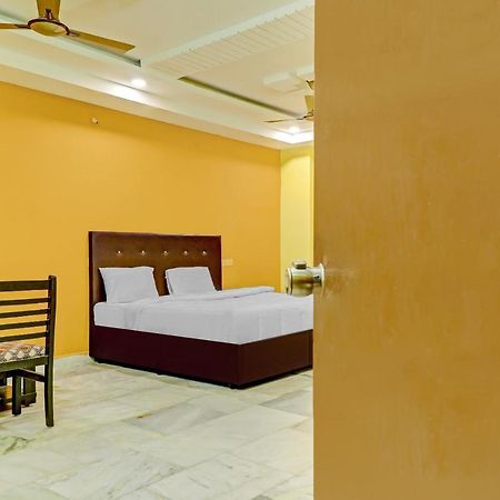 OYO 81589 Aruna Dwraka Homes Hyderabad Bagian luar foto