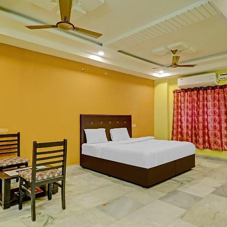 OYO 81589 Aruna Dwraka Homes Hyderabad Bagian luar foto