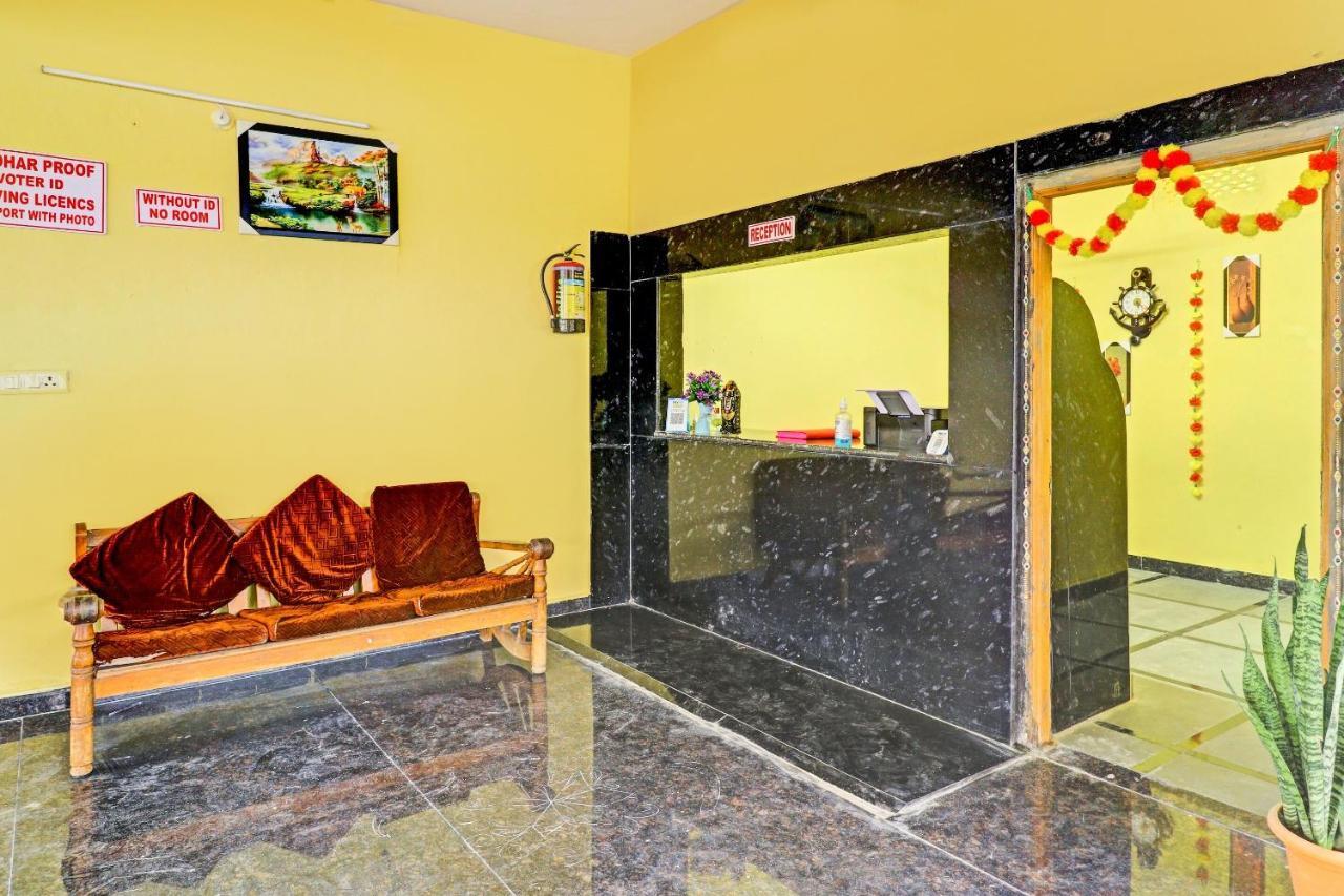 OYO 81589 Aruna Dwraka Homes Hyderabad Bagian luar foto