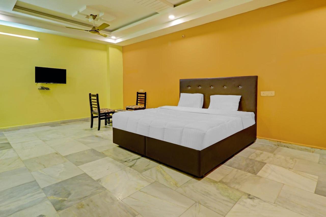 OYO 81589 Aruna Dwraka Homes Hyderabad Bagian luar foto