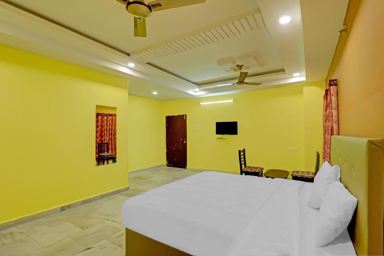 OYO 81589 Aruna Dwraka Homes Hyderabad Bagian luar foto