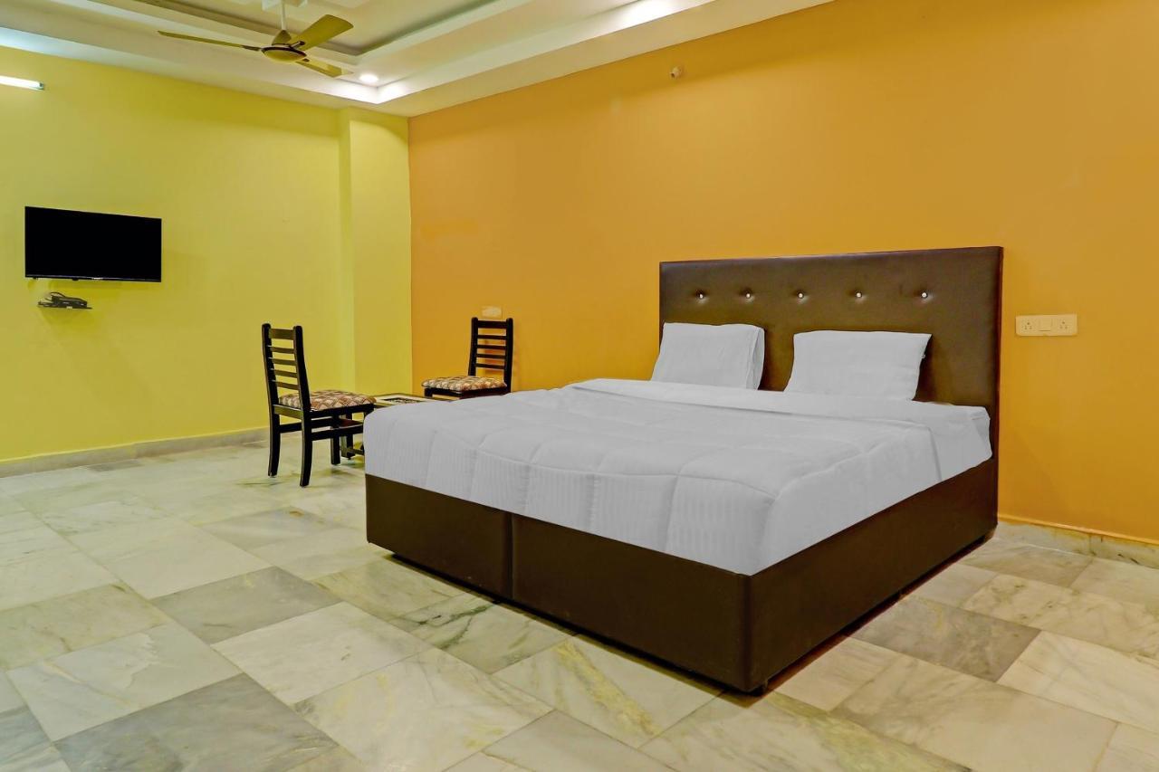 OYO 81589 Aruna Dwraka Homes Hyderabad Bagian luar foto