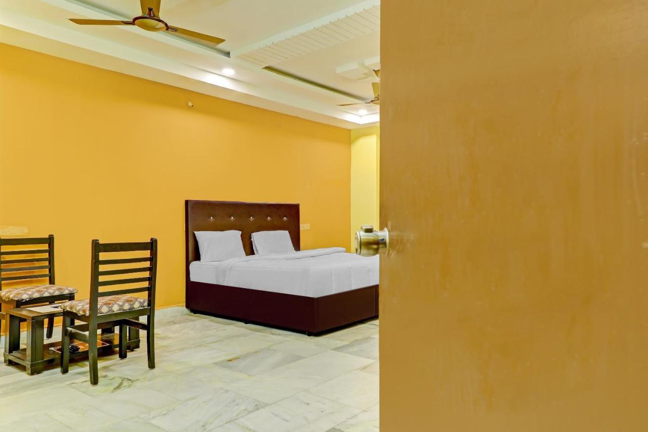 OYO 81589 Aruna Dwraka Homes Hyderabad Bagian luar foto