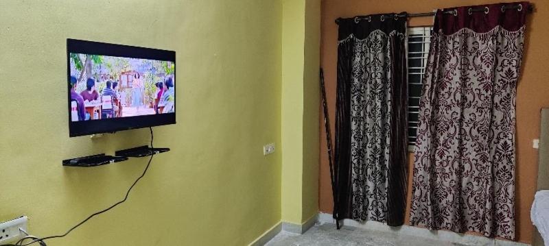 OYO 81589 Aruna Dwraka Homes Hyderabad Bagian luar foto