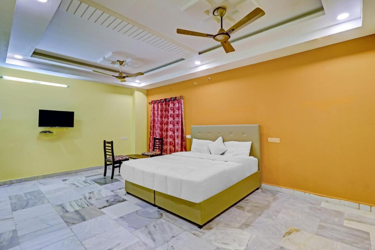 OYO 81589 Aruna Dwraka Homes Hyderabad Bagian luar foto