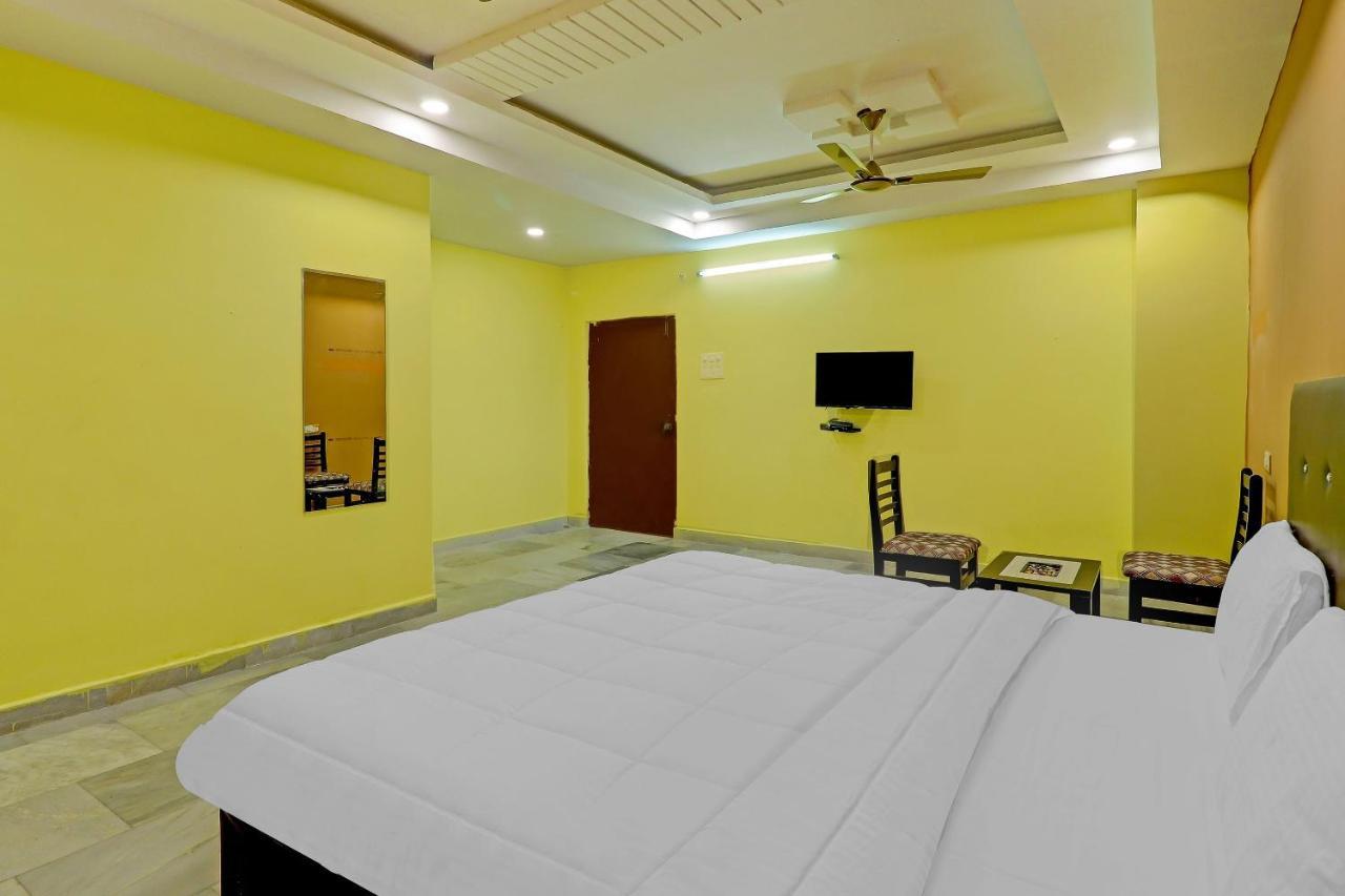 OYO 81589 Aruna Dwraka Homes Hyderabad Bagian luar foto