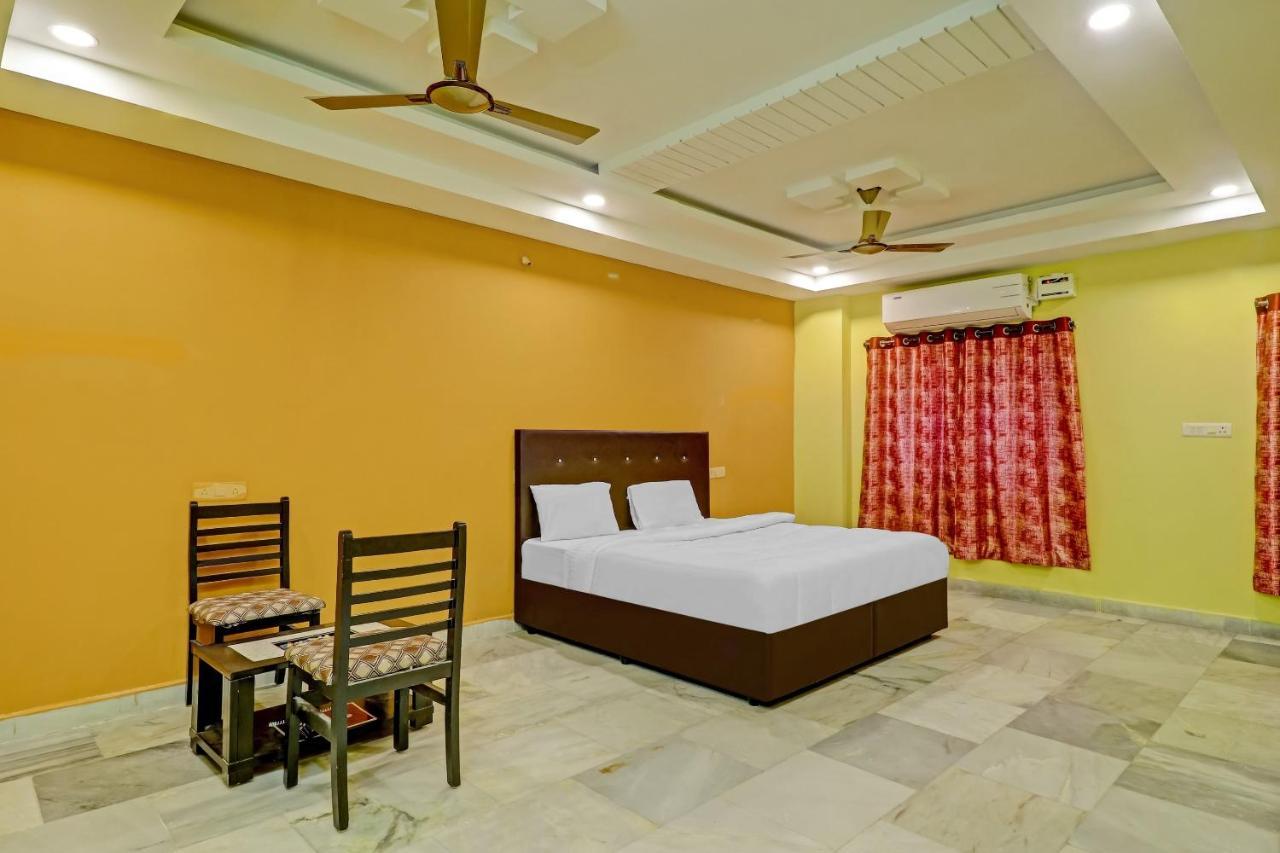OYO 81589 Aruna Dwraka Homes Hyderabad Bagian luar foto