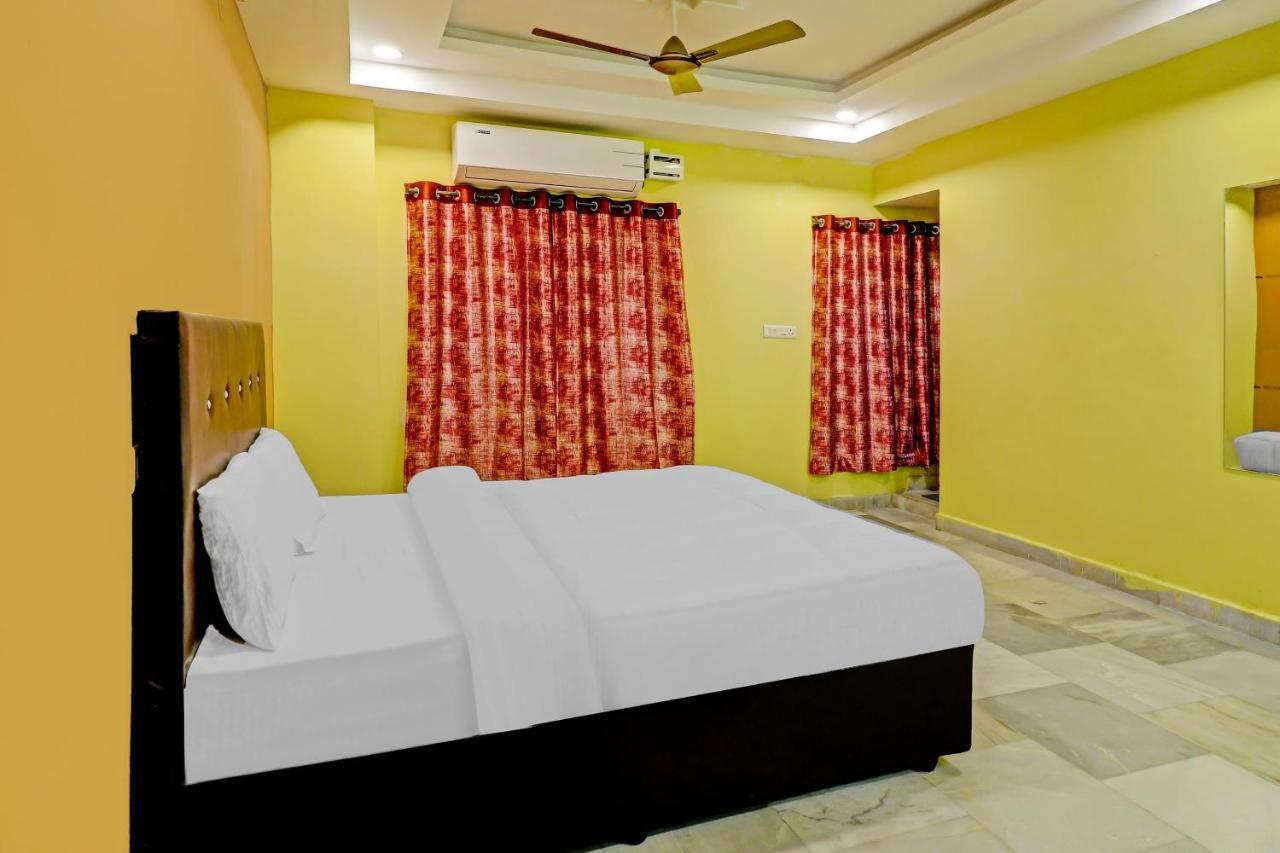 OYO 81589 Aruna Dwraka Homes Hyderabad Bagian luar foto