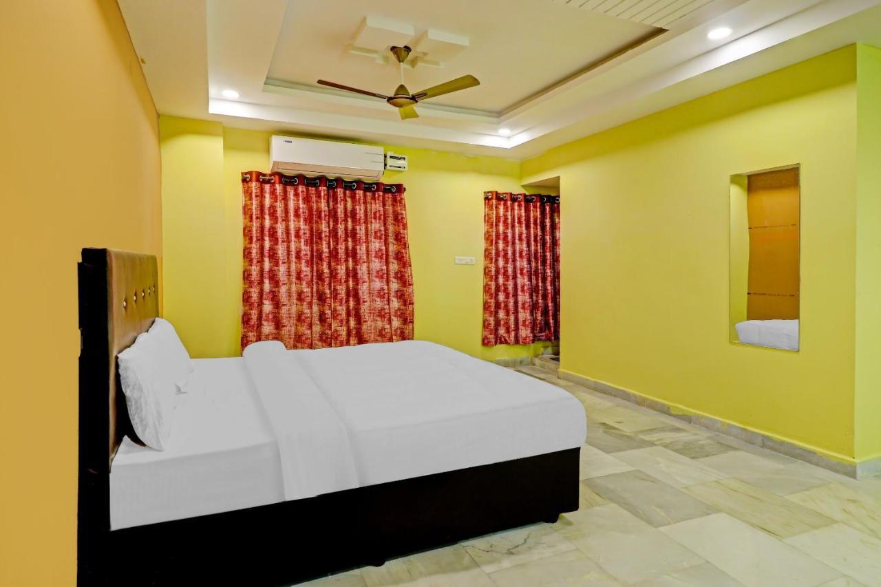 OYO 81589 Aruna Dwraka Homes Hyderabad Bagian luar foto