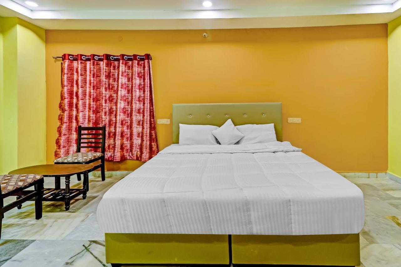 OYO 81589 Aruna Dwraka Homes Hyderabad Bagian luar foto